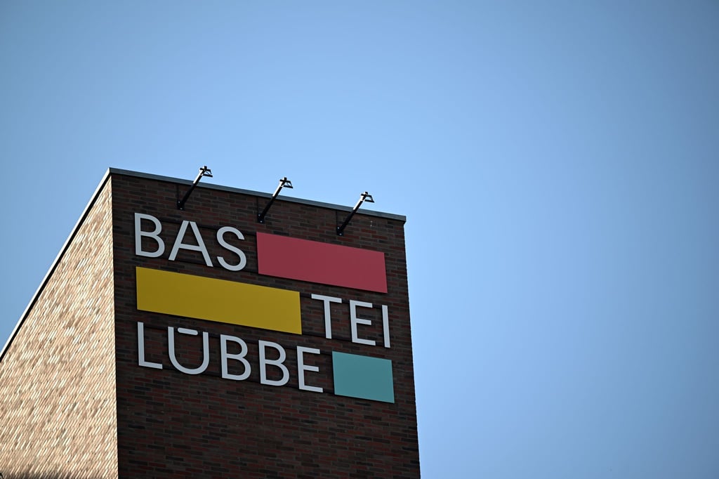 Das Logo des Verlages Bastei Lübbe ist an der Unternehmenszentrale zu sehen.