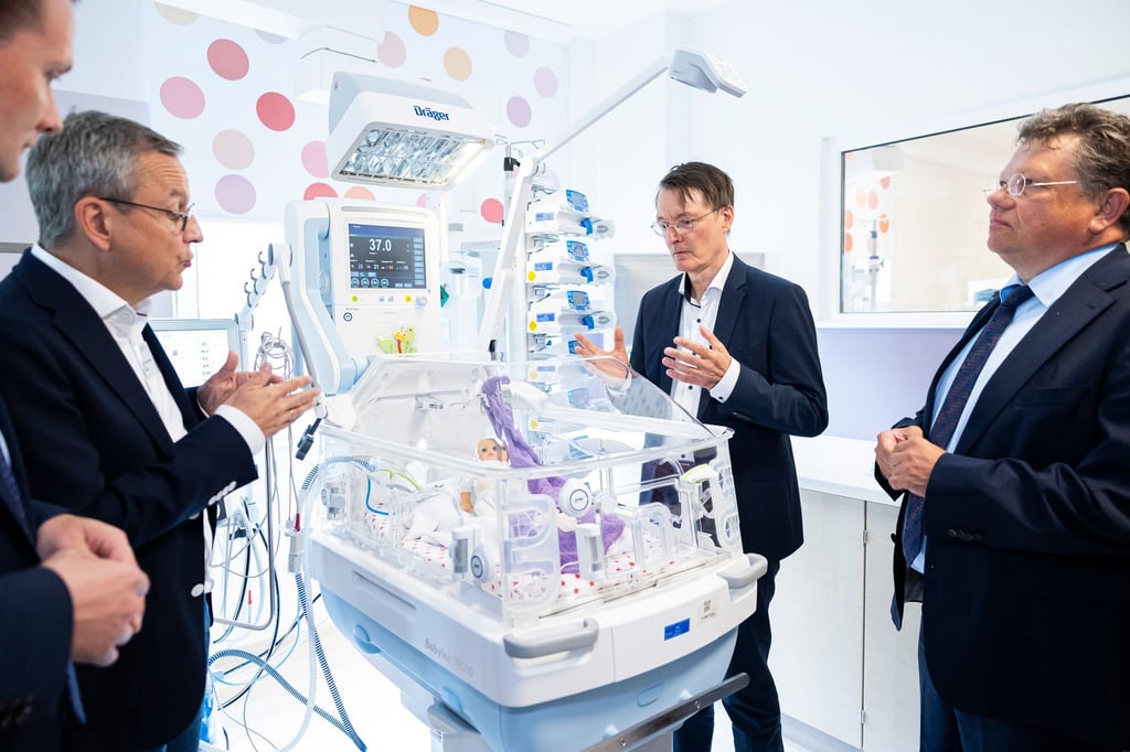 Bundesgesundheitsminister Karl Lauterbach (2.v.r.) sagt, die geplante Krankenhausreform werde die Bedingungen für Kinderkrankenhäuser verbessern.