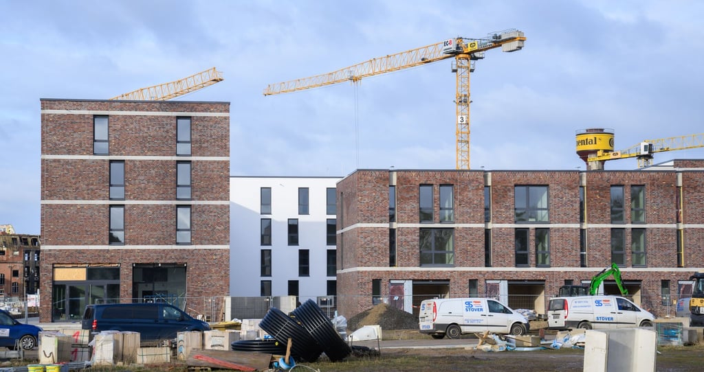 Neue Wohnungen werden vielerorts benötigt, doch der Neubau in Niedersachsen stockt. (Archivbild)