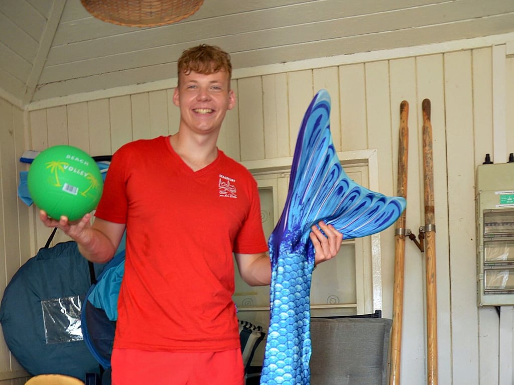 Bälle und halbe Meerjungfrauen... Was nicht alles im Fundbüro des Strandsolbads in Staßfurt auf die Besitzer wartet. Rettungsschwimmer Justus Kaßmann zeigt eine kleine Auswahl.