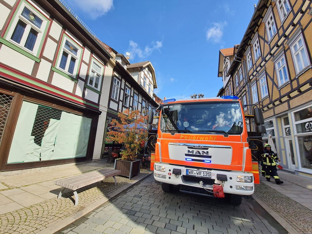 Große Einsatzfahrzeuge, enge Straßen − ein Problem für die Feuerwehr in Wernigerode. Damit die Fahrzeuge durchkommen, wurden jetzt Parkplätze gestrchen.