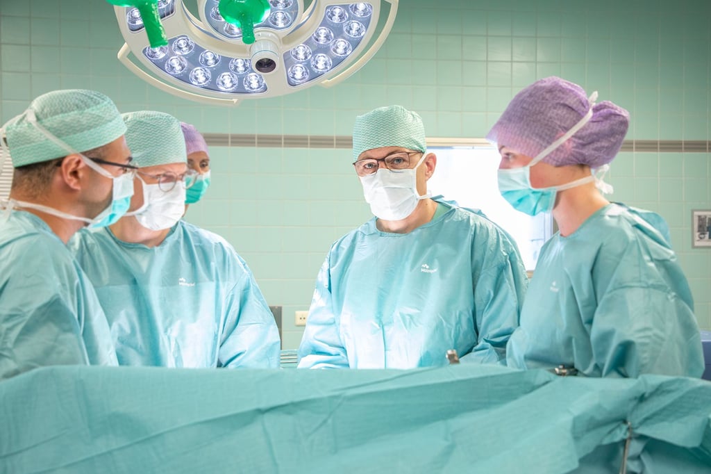 Professor Roland Croner (2. v. r.) von der Uniklinik für Allgemein-, Viszeral-, Gefäß und Transplantationschirurgie und sein OP-Team bei einer Operation.