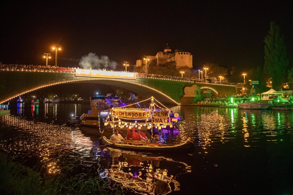 Zum Laternenfest in Halle werden wieder beleuchtete Boote auf der Saale schippern.