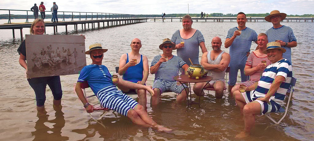Das Strandbad ist ganz klassisch ein Sommerdomizil mit langer Historie: Darauf wiesen die Männer der Aktivgruppe für Arendsee bei der Saisoneröffnung 2024 hin und stellten ein altes Foto nach.