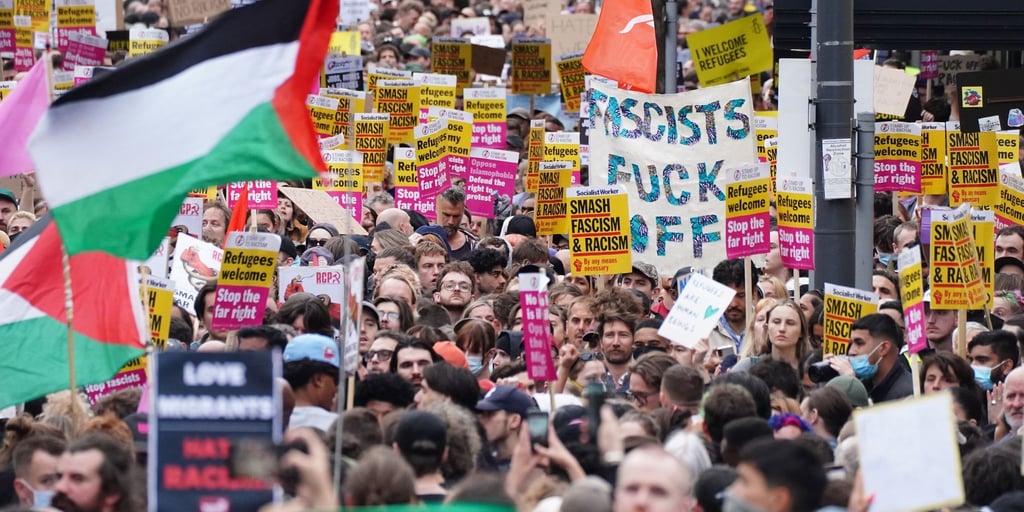 Der Organisation Stand Up to Racism zufolge gingen im ganzen Land etwa 25.000 Menschen gegen rechte Gewalt auf die Straße. (Archivbild)