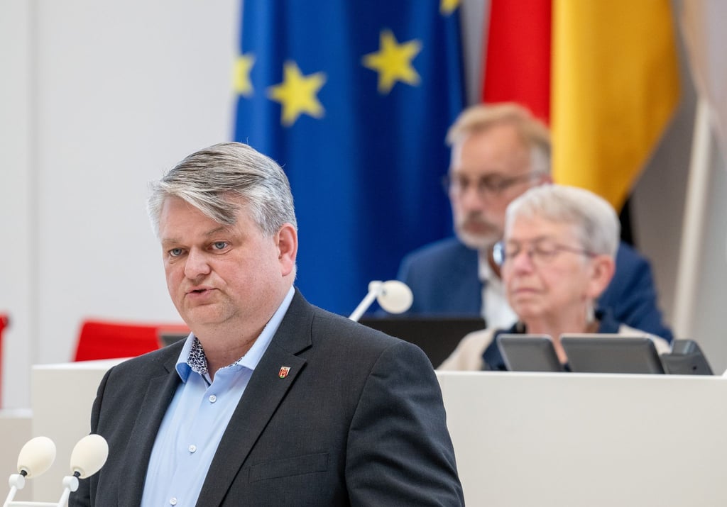 Die Staatsanwaltschaft ermittelt gegen den AfD-Landtagsabgeordneten Wilko Möller (l). (Archivbild)