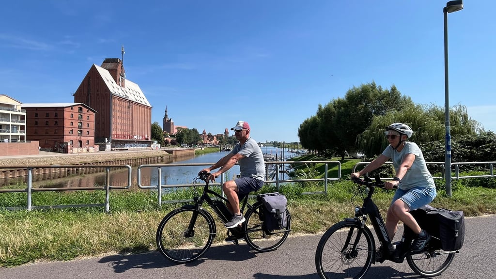Ziel erreicht: Wer mit dem Rad aus Richtung Süden auf dem Elberadweg nach Tangermünde kommt, wird mit dieser Stadtansicht empfangen.