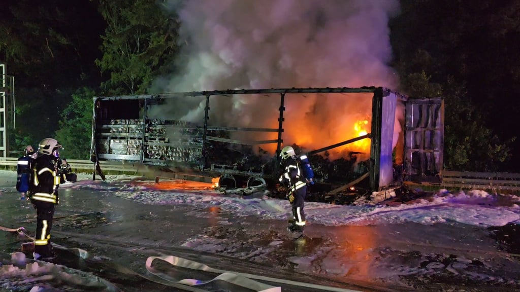 Lkw auf A2 in Flammen: Der Fahrer konnte noch rechtzeitig halten und die Sattelzugmaschine abkoppeln.