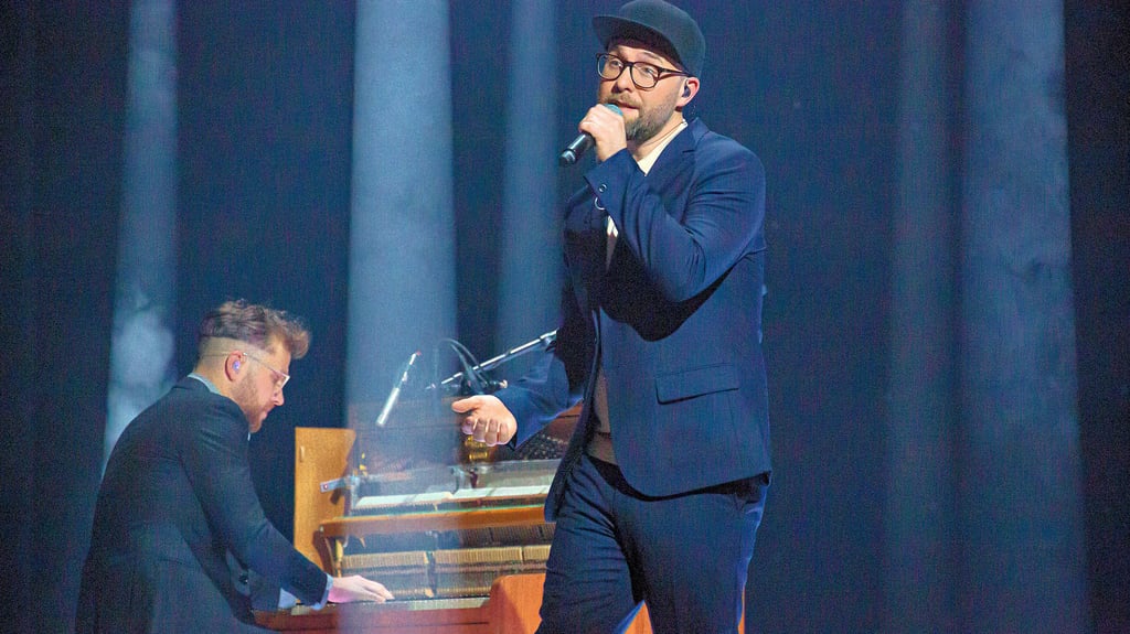 Mark Forster - hier bei einem Auftritt im Theater Bernburg mit Pianist Daniel Nitt - tritt am Freitagabend in Aschersleben auf.