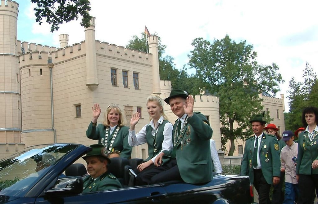 Im Cabrio vorbei am Letzlinger Schloss. Das Foto aus dem Jahr 2003 beweist: Tolle Schützenfeste gab es schon vor 20 Jahren im Heidedorf.