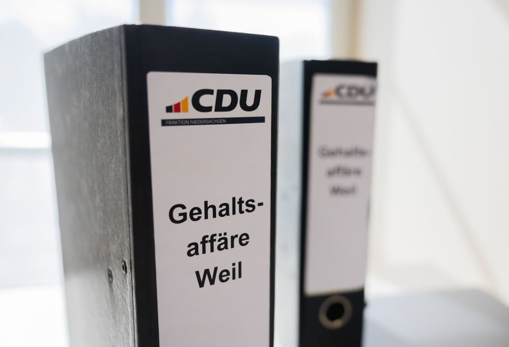 Der Berg an Akten soll weiter wachsen: Aus Sicht der CDU fehlen nach wie vor wichtige Unterlagen zur Höherbezahlung einer engen Mitarbeiterin des Ministerpräsidenten. (Archivbild)