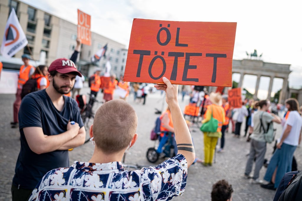 Nach der Razzia hat die Letzte Generation zu einer Versammlung am Brandenburger Tor aufgerufen, um Solidarität zu zeigen.