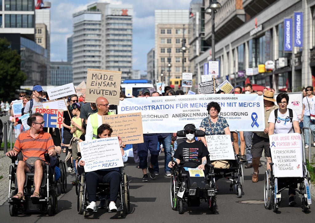 Mit Rollstühlen und auf dem Boden liegend haben rund 70 Menschen für die Sichtbarkeit von ME/CFS-Erkrankten demonstriert.