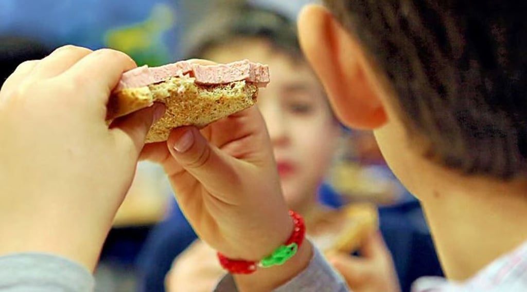 Ein gesundes Frühstück fördert die Aktivität von Schulkindern.