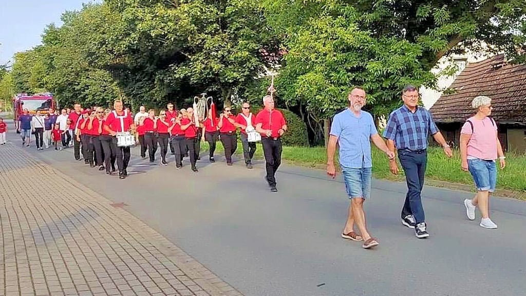 Der Spielmannszug des Ortes holte den bisherigen Schadelebener Ortsbürgermeister Alfred Malecki von zu Hause ab.