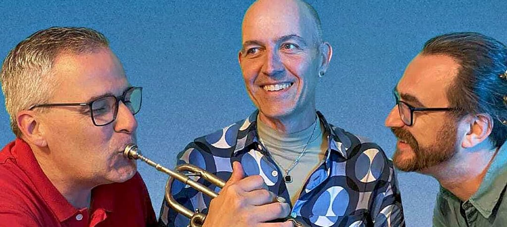 „Die Kreuzer“ aus Lüderitz und ihr neuestes CD-Cover: Andreas Schulz (von links), Mirco Vogel und Alexander Klos. Das 9. Album soll bis zum Festival im Oktober unter dem Titel „weiter weg“ erschienen sein.