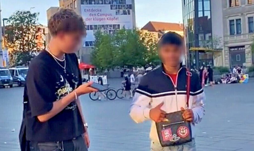 In einem TikTok-Video prahlte der 14-jährige Abdul (rechts) gut gelaunt mit einer geraubten Gucci-Tasche. Das Lachen ist ihm vorerst vergangen. Er sitzt im Gefängnis und die nächste Strafe droht schon.