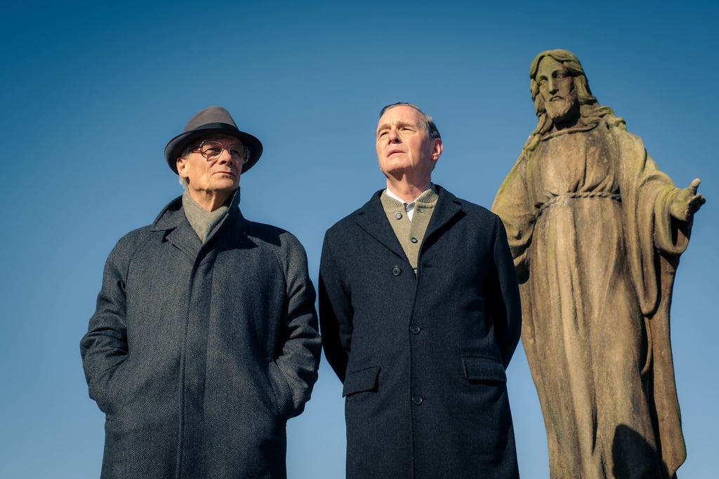 Honecker (Edgar Selge, l.) und Holmer (Hans-Uwe Bauer, r.) sind auf dem Weg zum See.