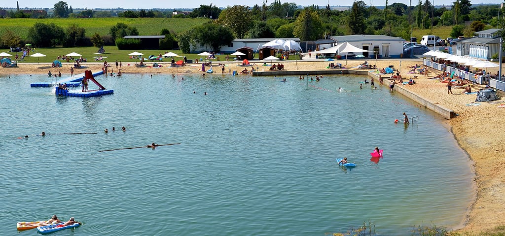 Die Planungen für die Neugestaltung des Westufers (oben) und für den Ersatz des Gebäudes für Gastronomie und Rettungsschwimmer (links neben dem Eingang) im Strandsolbad Staßfurt laufen.