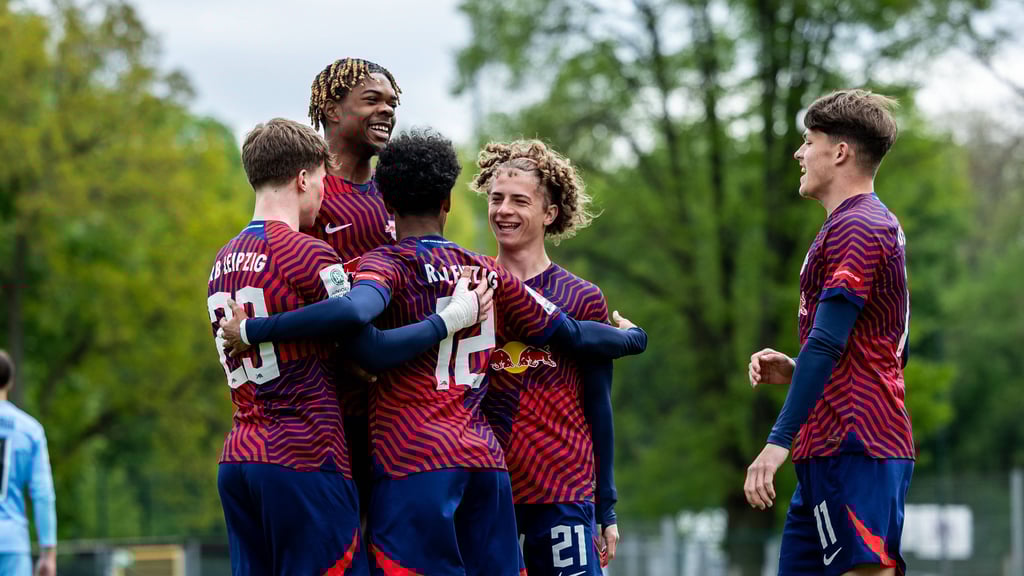 Viggo Gebel (2.v.r.) darf weiter bei den Profis mittrainieren.