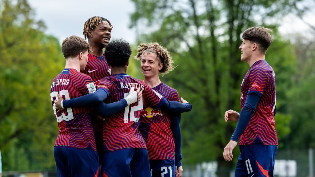 Viggo Gebel (2.v.r.) darf weiter bei den Profis mittrainieren.