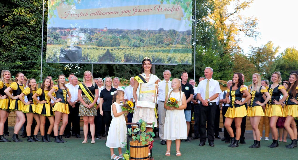 Die Kürung auf der Naturbühne im Schlosspark ist vollzogen: Annalena Fromm ist die 30. Jessener Weinprinzessin.