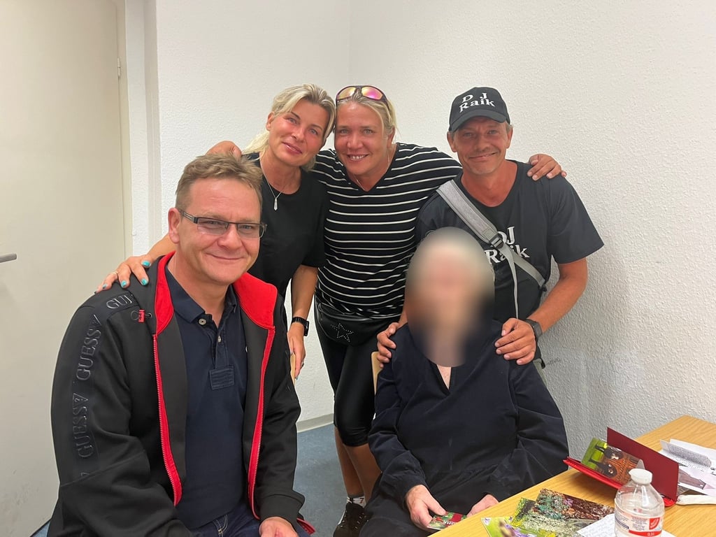 René Willmer mit seinem Team - und der geretteten Seniorin.