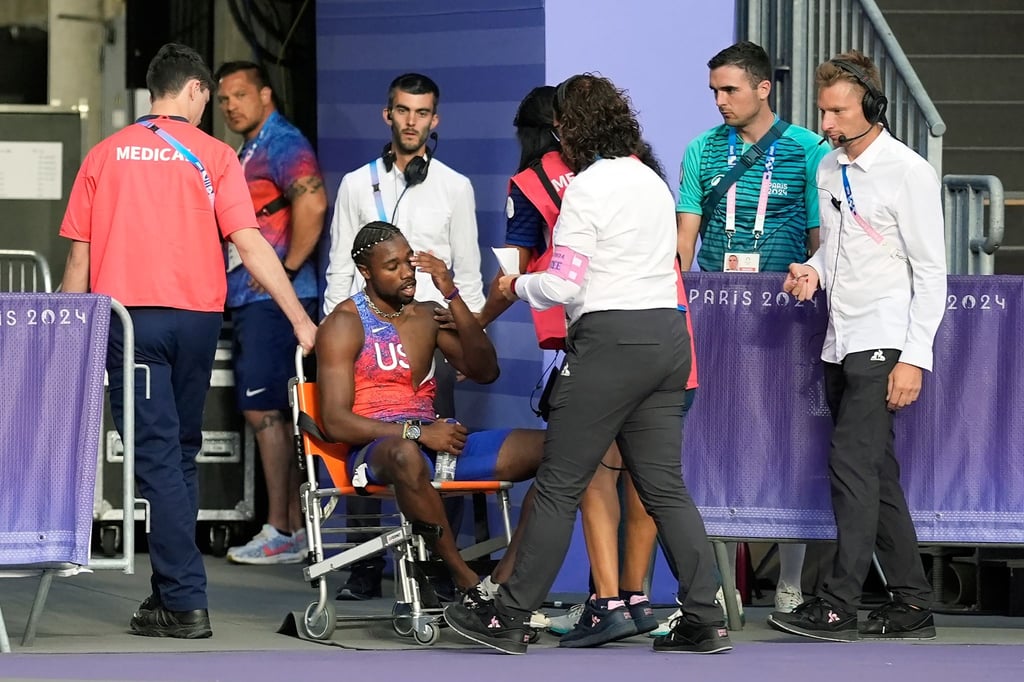 Noah Lyles wird aus dem Stadion geschoben.