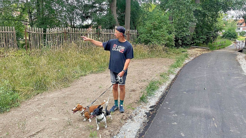 Der Hoymat-Verein will aus einem alten Garten eine Radlerrast machen. Vereinschef und Ortsbürgermeister Dieter Kienast zeigt das Areal.