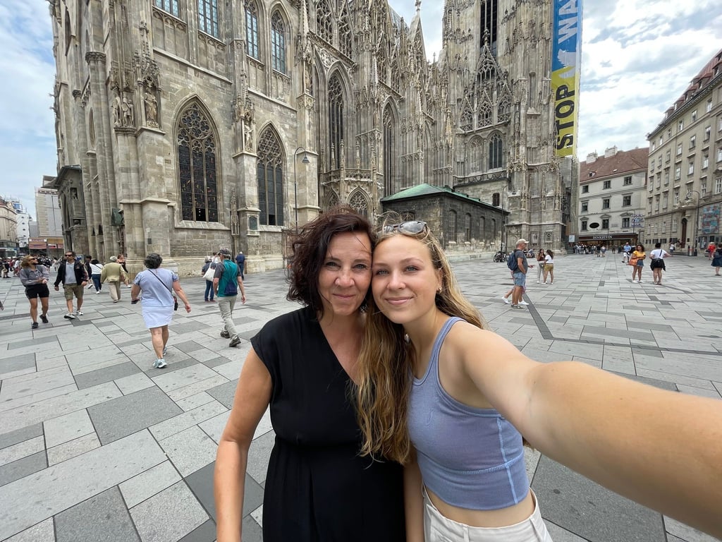 Cameron Menesi (r) hat ein Jahr jeden Tag auf das Swift-Konzert in Wien hingefiebert.