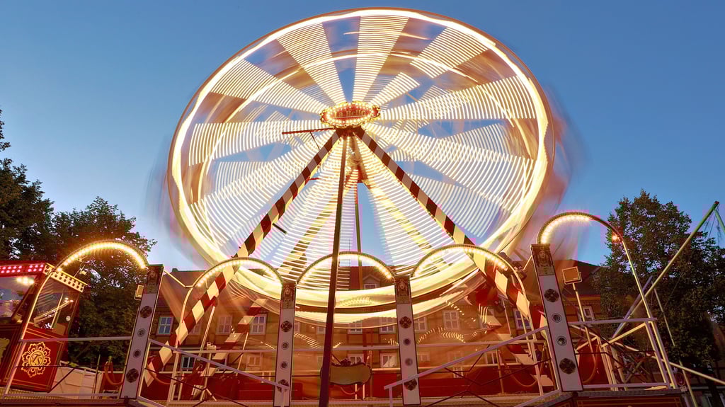 Zum Altstadtfest in Wernigerode wird wieder ein Riesenrad auf dem Nicolaiplatz seine Runden drehen.