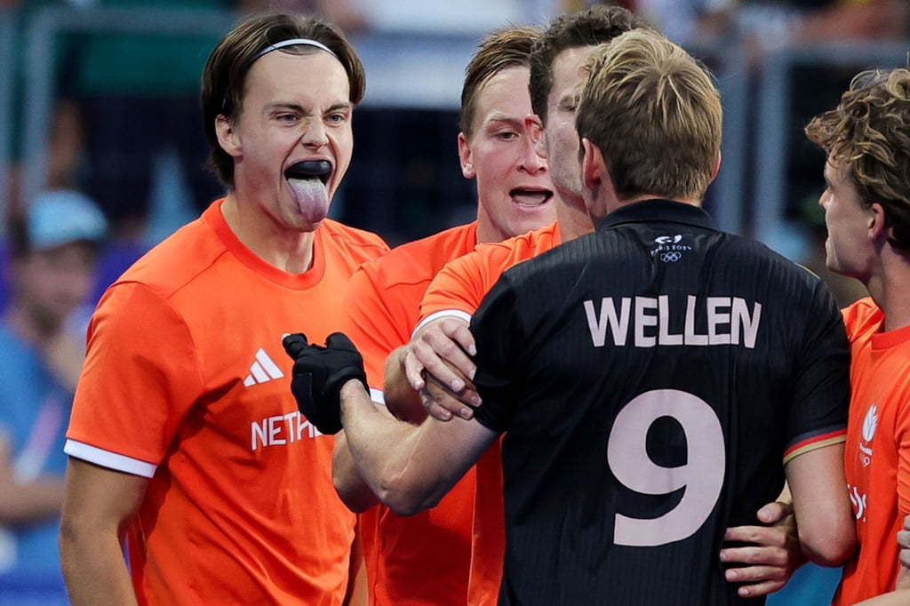 Der Niederländer Duco Telgenkamp provoziert den Deutschen Niklas Wellen.