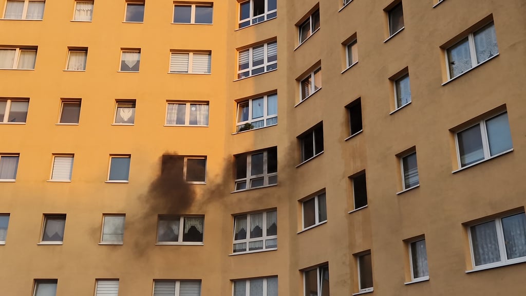 Schwarze Rauchschwaden zogen aus der dritten Etage des Hauses in Neustadt.