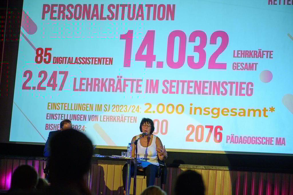 Eva Feußner (CDU), Bildungsministerin des Landes Sachsen-Anhalt spricht auf der Bühne vom Oli-Kino Magdeburg zu den Medienvertretern. Dort gab die Ministerin ihre Pressekonferenz mit Blick auf den Schulanfang in Sachsen-Anhalt.