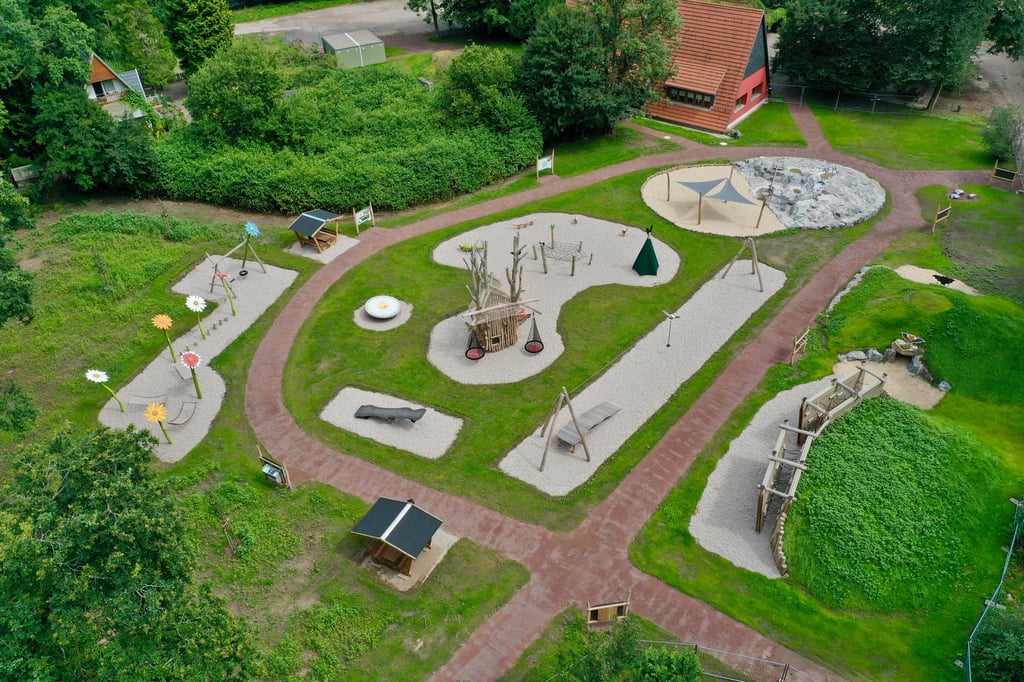 Noch muss das Gras ungestört wachsen. Am 22. August wird der neue Spielplatz an der Heimkehle eingeweiht.