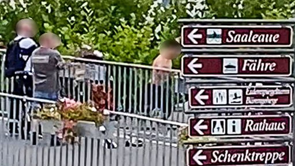 Am Mittwoch sprang ein Jugendlicher (rechts) von der Fußgängerbrücke in Bernburg in die Saale. Dabei wurde er von Passanten gefilmt.