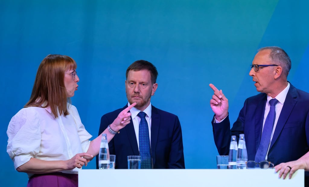 Im Streit um die Energiepolitik gerieten Ministerpräsident Kretschmer (CDU, Mitte), Grünen-Spitzenfrau Katja Meier und Jörg Urban (AfD) aneinander.