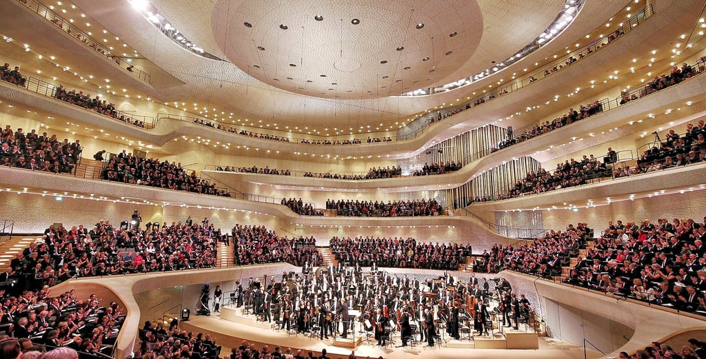 Unter anderem die Starkstromanlage des Konzerthauses und umgebender Bereiche sowie die Szenografie (Bühnentechnik) im kleinen und großen Saal der Elbphilharmonie („Elphi“) in Hamburg hat die Tangerhütter Elektrofirma Schubert installiert. Mit einem Auftragsumfang von 23,8 Millionen Euro war das Unternehmen an dem Mammutprojekt in der Hamburger Hafencity über mehrere Jahre beschäftigt.  