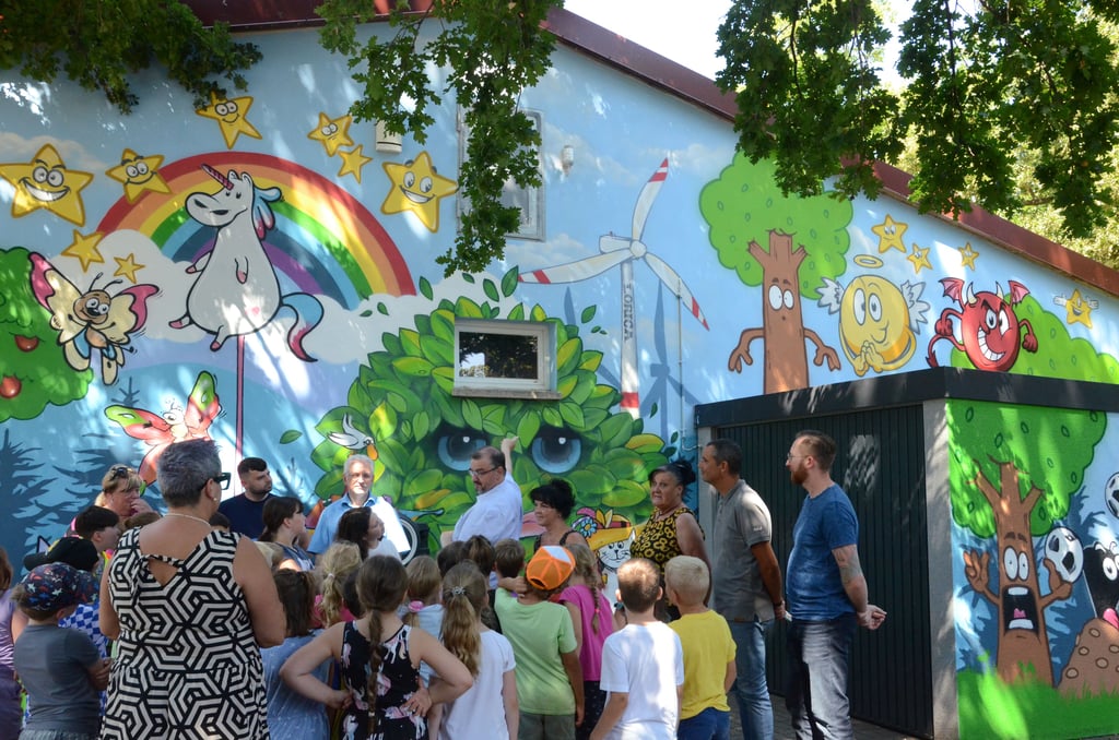 Die bunte Giebelwand in der Grundschule Friedrich Loose in Großmühlingen.
