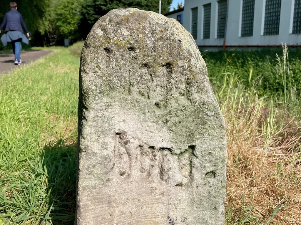 Was hat es mit diesem Stein auf sich? Eine Radtour führt durch verschiedene Stationen in Magdeburg. Dabei werden Geschichten und Mythen erzählt.