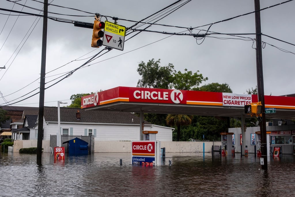 Bereits zu Beginn der Woche sorgten Ausläufer von „Debby“ etwa in Charleston in South Carolina für Überschwemmungen. Nun ist der Sturm dort erneut auf Land getroffen.