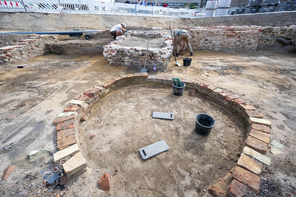 Archälogen haben am Molkenmarkt schon Tausende von Fundstücken aus dem Boden geholt und unter anderem diesen Brunnen freigelegt.