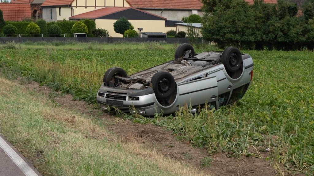 Bei einem Unfall zwischen Merzien und Storkau überschlug sich ein Auto und kam in einem Feld zum Stehen.