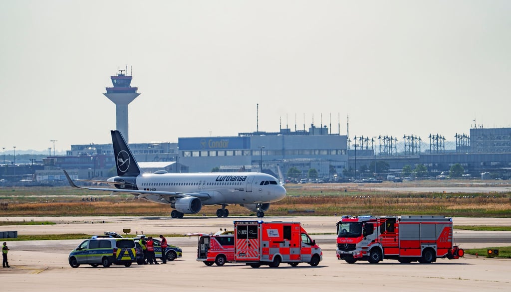Nach einer Störaktion am Frankfurter Flughafen gibt es Durchsuchungen bei der Letzten Generation. (Archivild)