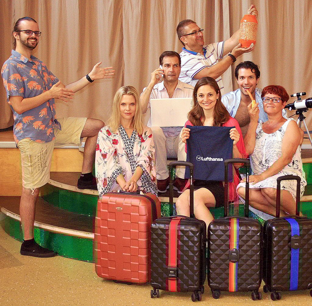 Das Ensemble der diesjährigen Barbyer Sommerkomödie sitzt auf gepackten Koffern – vorn von links, Katrin Fuchs, Barbara Weiss und Heike Schmandt sowie hinten von links Benedict Döring, Michael Fernbach, Frank Sieweck sowie Giuseppe Tuzzolo. Geprobt wird in der Kulturhalle, aber ab 13. August geht es raus in den Schlosspark auf die Open-Air-„Rampe“, wie die Schauspieler sagen.