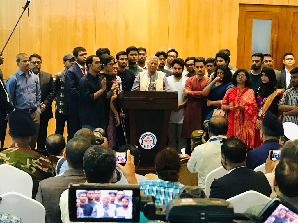 Yunus ist in Bangladesch eingetroffen, um nach dem Rücktritt der autoritären Ministerpräsidentin Hasina eine Übergangsregierung zu leiten.