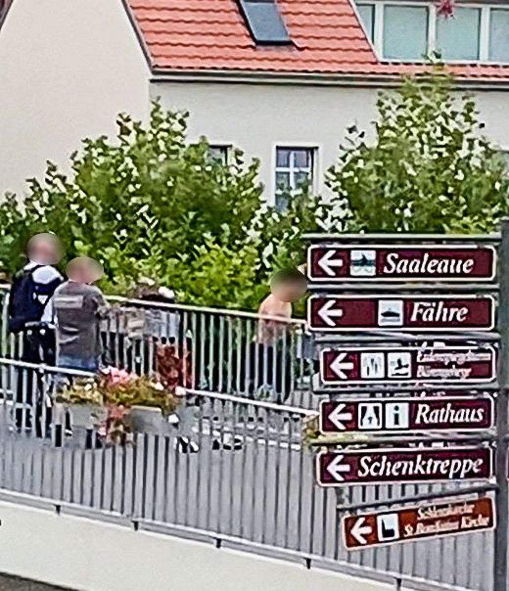 Am Mittwoch sprang ein Jugendlicher von der Fußgängerbrücke in Bernburg in die Saale.