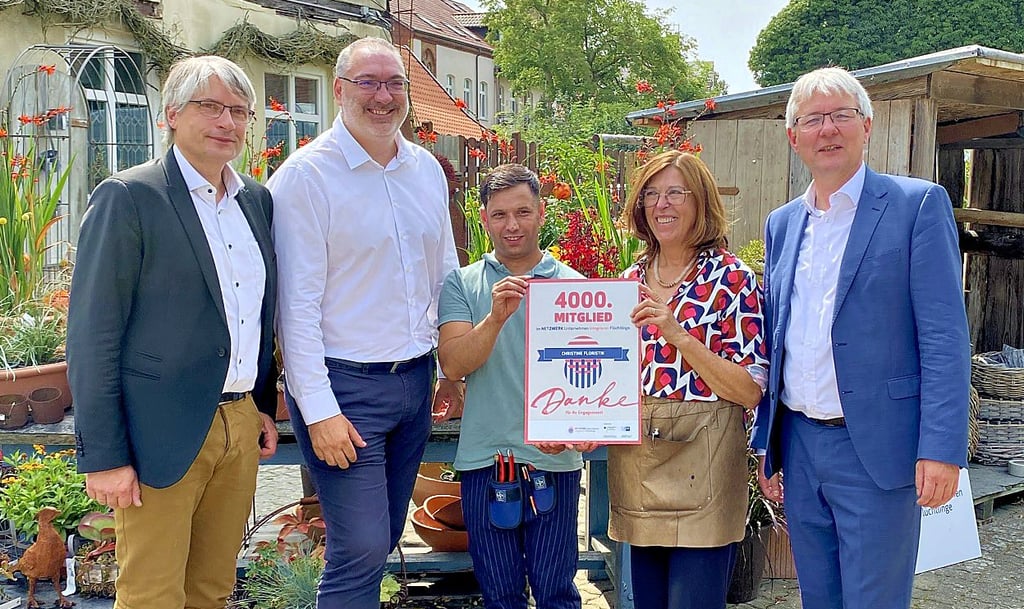 Von links: Sven Giegold und  Stefan Korneck gratulieren Said Farid Sadat zur absolvierten Ausbildung zum Floristen. Seine Chefin Christine Heuer und Achim Dercks sind ebenfalls mit ihm zufrieden.