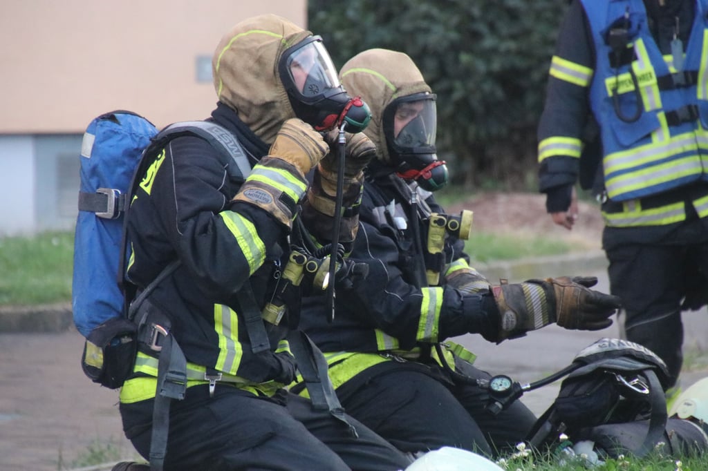 Wegen des Brandrauchs konnten die Feuerwehrleute nur unter schwerem Atemschutz in das Haus zum Löschen.