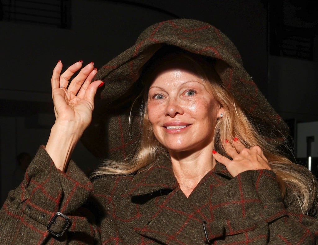 Schauspielerin Pamela Anderson zeigte sich 2023 bei einer Fashionshow in Paris ohne Make-up. (Archivbild)